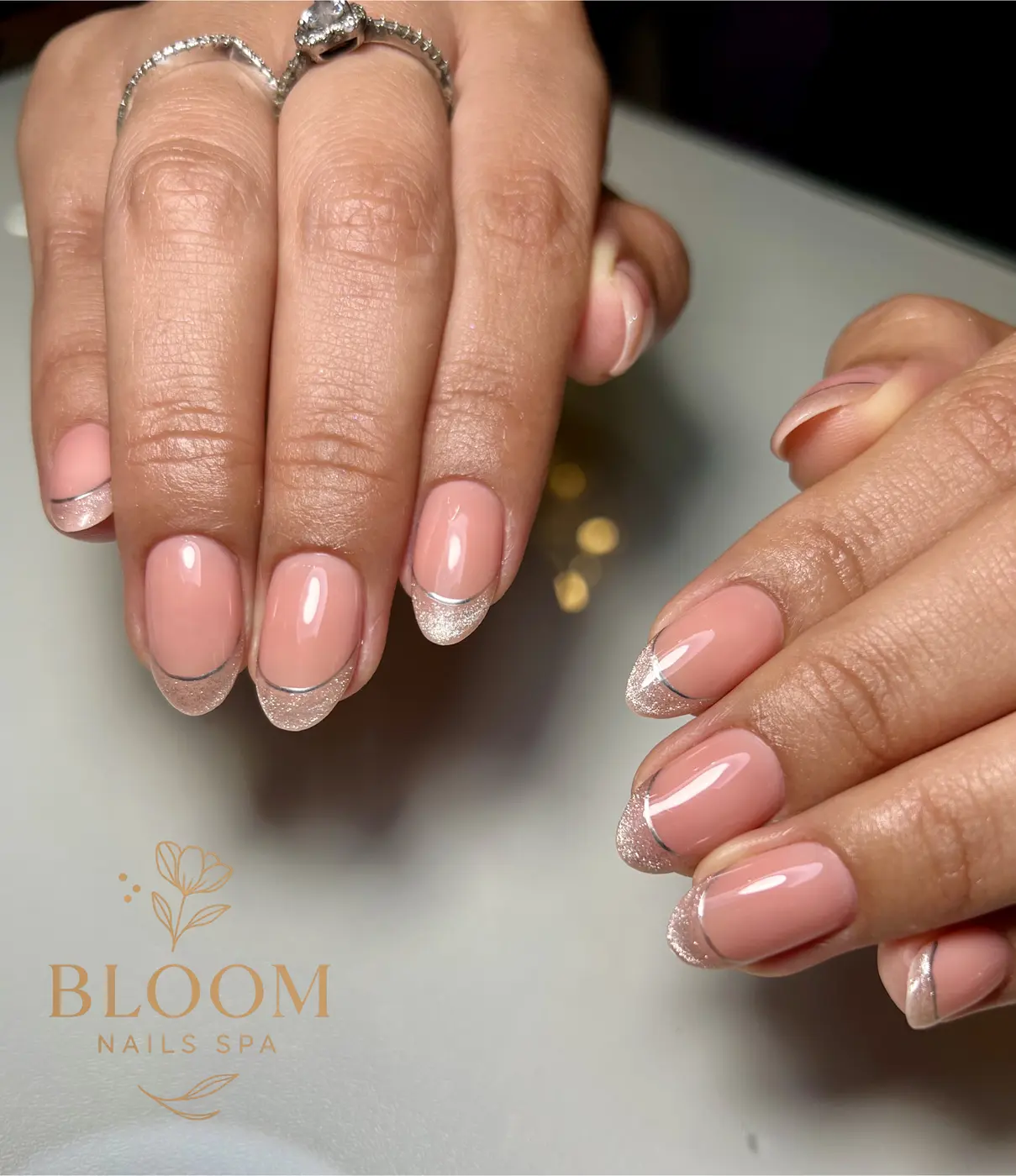 Diseño de uñas nude con detalles dorados en Miraflores - Bloom Nails Spa