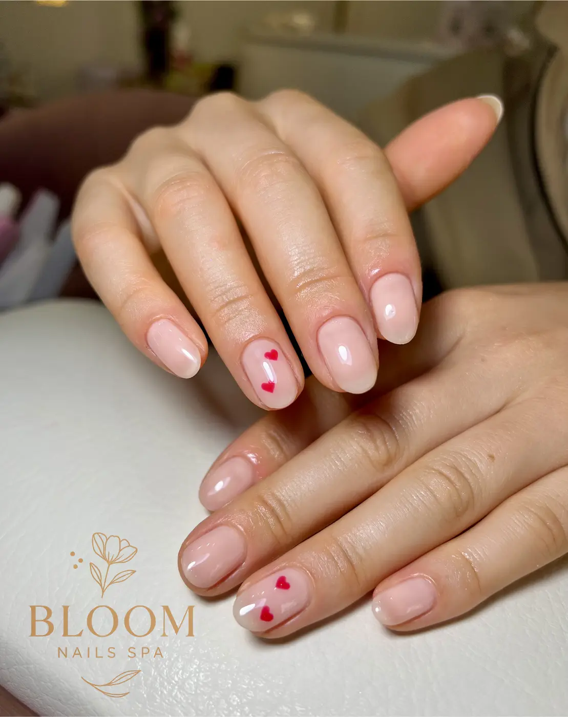 Diseño de uñas blancas con detalle dorado en Miraflores - Bloom Nails Spa