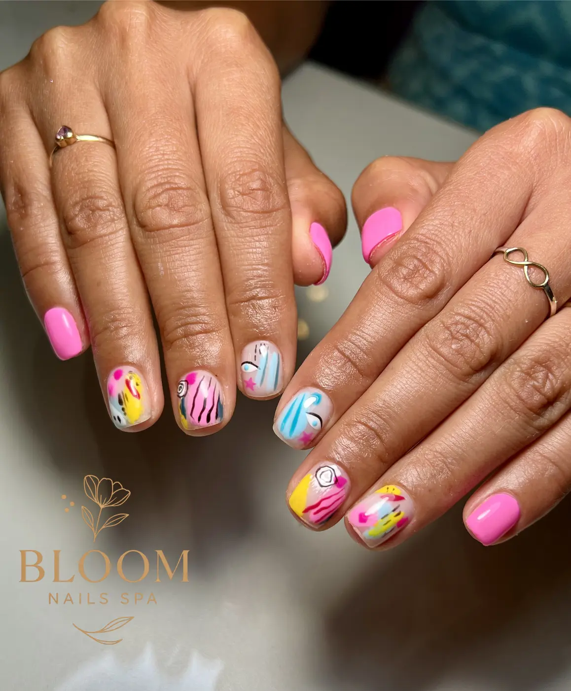 Diseño de uñas nude con brillos en Miraflores - Bloom Nails Spa