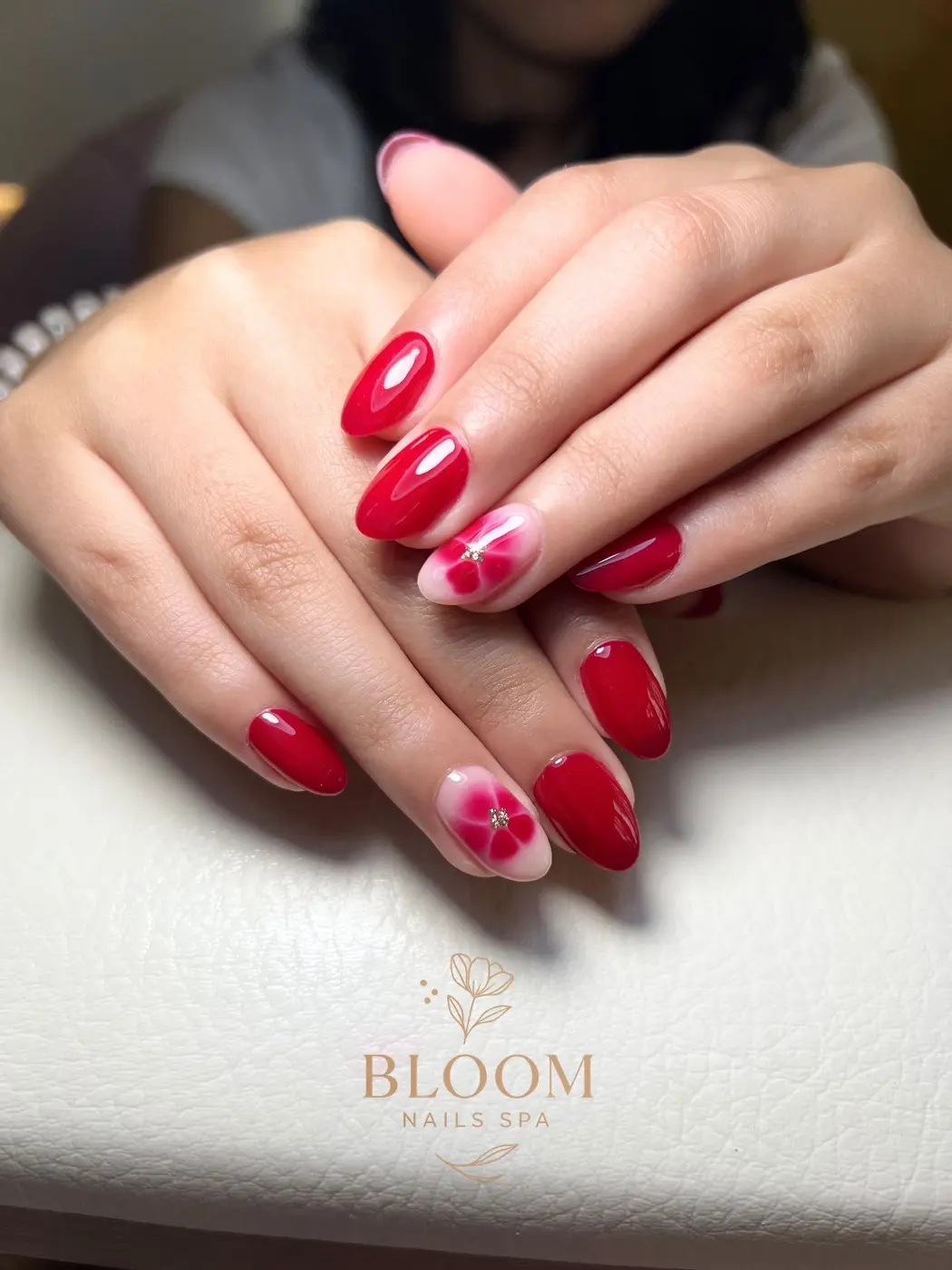 Diseño de uñas negras con dorado en Miraflores - Bloom Nails Spa