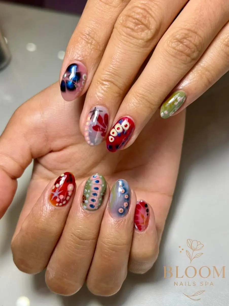 Diseño de uñas rojas cortas en Miraflores - Bloom Nails Spa
