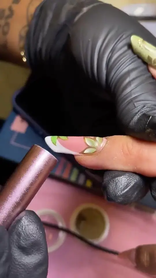 Especialista de Bloom Nails Spa haciendo un diseño de nail art